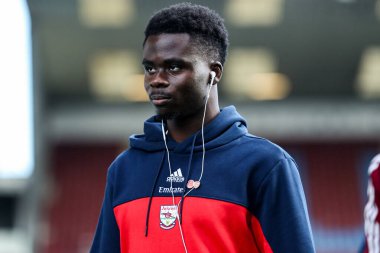 Arsenal 'den Bukayo Saka, 1 Kasım 2025' te Burnley-Arsenal maçı öncesinde stadyuma geldi. 