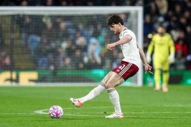 Arsenal 'den Declan Rice Premier Lig karşılaşmasında topu ileri atıyor Burnley, Burnley, İngiltere' de 1 Kasım 2025 'te Turf Moor' da Arsenal 'e karşı 