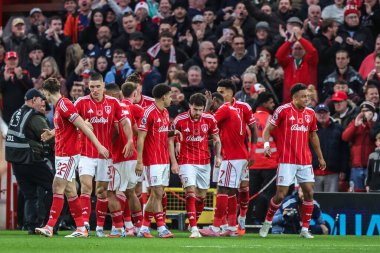 Nottingham Ormanı 'ndan Nicolo Savona Premier Lig maçında Nottingham Forest Manchester United' a karşı 1 Kasım 202 'de City Ground, Nottingham, İngiltere' de 2-1 'lik galibiyet golünü kutluyor.