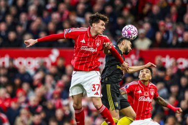 Nottingham Ormanı 'ndan Nicolo Savona Premier Lig maçında Nottingham Forest, Manchester United' a karşı City Ground, Nottingham, İngiltere 'de 1 Kasım 2025' de yüksek topu kazanmak için sıçradı. 