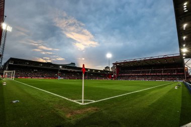 Premier League maçının ikinci yarısında Nottingham Forest Manchester United 'a karşı City Ground, Nottingham, İngiltere' de güneş batıyor. 