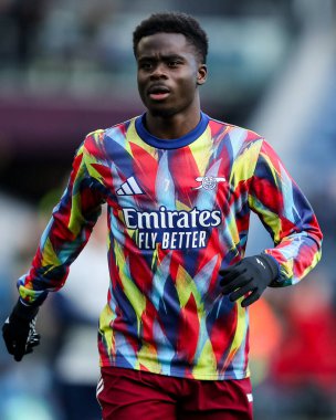 Arsenal 'den Bukayo Saka, 1 Kasım 202' de İngiltere 'nin Burnley, Burnley kentinde oynanan Premier Lig karşılaşması öncesinde ısınıyor.