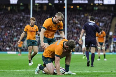 Avustralyalı Harry Potter, 1 Kasım 202 'de Twickenham' daki Allianz Stadyumu 'nda oynanan 2025 Quilter Nations Serisi maçında tek başına koşuyor.