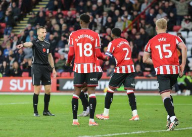 Hakem Micheal Salisbury, 1 Kasım 2025 'te Bramall Lane, Sheffield, İngiltere' de oynanan Sky Bet Şampiyonası maçında Derby County 'ye hentbol cezası verdi. 