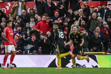 Manchester United takımından Casemiro, 1 Kasım 2025 'te İngiltere' nin Nottingham şehrinde oynanan Premier League maçında Nottingham Forest 'a karşı Manchester United maçında 0-1' lik galibiyetini kutluyor. 