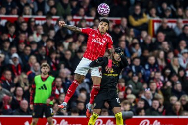Nottingham Ormanı 'ndan Igor İsa Premier Lig maçında Nottingham Forest, Manchester United' a karşı City Ground, Nottingham, İngiltere 'de 1 Kasım 2025' de yüksek topu kazanmak için sıçradı. 