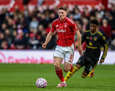 Nottingham Ormanı 'ndan Elliot Anderson Premier League maçı Nottingham Forest Manchester United' a karşı 1 Kasım 202 'de City Ground, Nottingham, İngiltere' de oynanan maçta topa vuruyor.