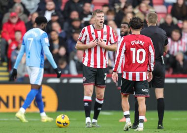 Hakem Micheal Salisbury, Sheffield United takımından Mark McGuinness ile 1 Kasım 2025 'te Bramall Lane, Sheffield, İngiltere' de Sheffield United - Derby County maçında görüştü. 