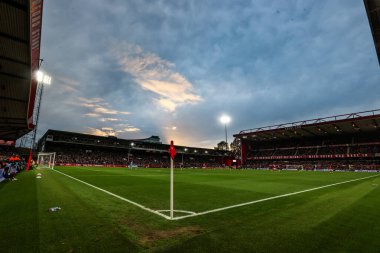 Premier Lig maçının ikinci yarısında Nottingham Forest Manchester United 'a karşı City Ground, Nottingham, İngiltere' de güneş batıyor.