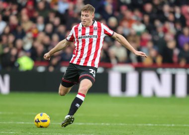 Sheffield United takımından Mark McGuinness, Sheffield Lane, İngiltere 'de 1 Kasım 2025' te oynanan Sheffield United - Derby County maçında pas attı. 