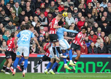 Sheffield United takımından Ben Mee, 1 Kasım 202 'de Bramall Lane, Sheffield, İngiltere' de oynanan Sheffield United - Derby County maçında yüksek topu kazandı.