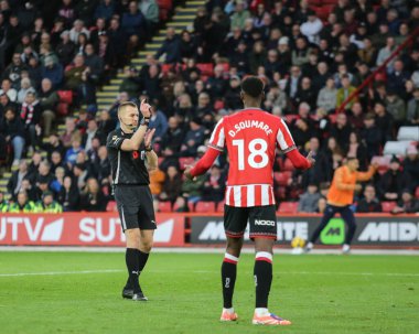 Hakem Micheal Salisbury, 1 Kasım 202 'de Bramall Lane, Sheffield, İngiltere' de oynanan Sky Bet Şampiyonası maçında Derby County 'ye hentbol cezası verdi.