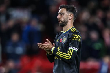 Manchester United takımından Bruno Fernandes, Premier League maçından sonra İngiltere 'nin Nottingham City Ground kentinde oynanan Manchester United maçında taraftarları alkışlıyor.