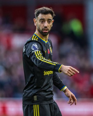 Manchester United takımından Bruno Fernandes Premier Lig maçında takımına talimatlar veriyor Nottingham Forest Manchester United 'a karşı City Ground, Nottingham, 1 Kasım 202