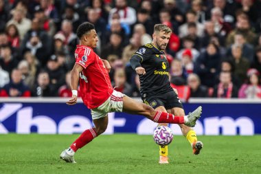 Manchester United takımından Luke Shaw Nottingham Ormanı 'ndan Dan Ndoye Premier Lig karşılaşmasında Nottingham Forest Manchester United' a karşı City Ground, Nottingham, İngiltere 'de 1 Kasım 2025' de yaptığı maçta topu pas verdi. 