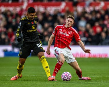 Manchester United 'dan Casemiro ve Nottingham Ormanı' ndan Elliot Anderson Premier League maçında Nottingham Forest Manchester United 'a karşı City Ground, Nottingham, İngiltere' de 1 Kasım 202 'de oynadılar.