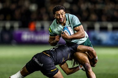 Leicester Tigers takımından Gabriel Hamer-Webb, 31 Ekim 202 'de Kingston Park, Newcastle, İngiltere' de oynanan Rugby Kupası karşılaşmasında Newcastle Red Bulls - Leicester Tigers maçında Newcastle Red Bulls 'un rakibi Nathan Greenwood ile karşılaştı.