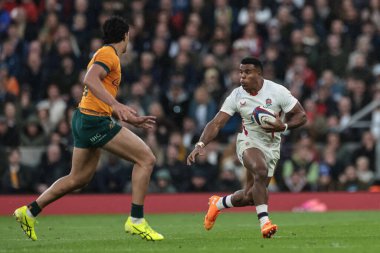 İngiliz Immanuel Feyi-Waboso, İngiltere 'nin Twickenham, İngiltere' deki Allianz Stadyumu 'nda oynanan 2025 Quilter Nations Serisi maçında topa vuruyor.