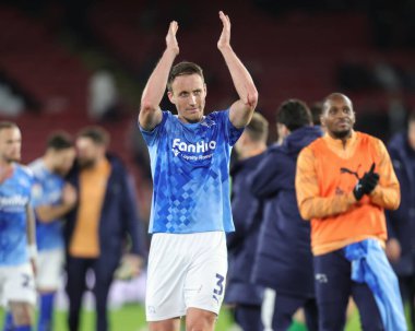 Derby County 'den Craig Forsyth, 1 Kasım 2025' te Bramall Lane, Sheffield, İngiltere 'de oynanan Sky Bet Şampiyonası' ndaki son düdük sesinden sonra taraftarları alkışlıyor. 