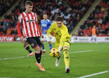 Sheffield United kalecisi Michael Cooper, 1 Kasım 202 'de İngiltere' nin Bramall Lane şehrinde oynanan Sheffield United - Derby County maçında topu aldı.