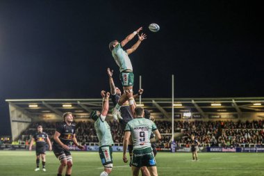 Leicester Tigers takımından Joaquin Moro, 31 Ekim 202 'de Kingston Park, Newcastle' da oynanan Premiership Rugby Kupası maçı Newcastle Red Bulls - Leicester Tigers maçında yüksek topu kazanmak için sıçradı.