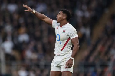 İngiltere 'den Immanuel Feyi-Waboso, 1 Kasım 202' de Twickenham, İngiltere 'deki Allianz Stadyumu' nda oynanan Quilter Nations 2025 karşılaşmasında takım arkadaşlarına takım komutu verdi.