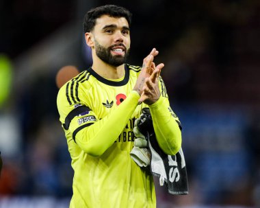 Arsenal 'den David Raya, 1 Kasım 2025' te Burnley ile Arsenal arasında oynanan Premier League maçı sonrasında 0-2 'lik galibiyetini kutluyor. 