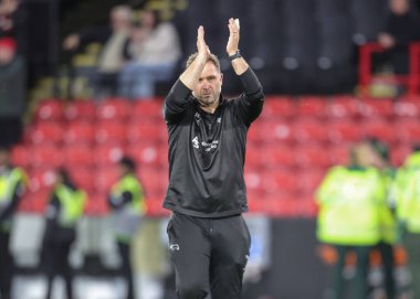 Derby County teknik direktörü John Eustace, 1 Kasım 202 'de Bramall Lane, Sheffield, İngiltere' de oynanan Sky Bet Şampiyonası 'ndaki son düdük sesinden sonra taraftarları alkışlıyor.