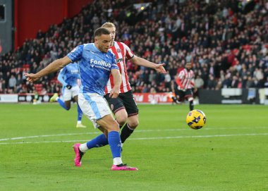 Derby County takımından Carlton Morris, 1 Kasım 2025 'te İngiltere' nin Bramall Lane şehrinde oynanan Sheffield United - Derby County maçında 0-2 berabere kaldı. 
