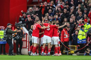 Nottingham Ormanı 'ndan Nicolo Savona Premier Lig maçında Nottingham Forest Manchester United' a karşı 1 Kasım 202 'de City Ground, Nottingham, İngiltere' de 2-1 'lik galibiyet golünü kutluyor.