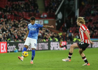 Derby County 'den Rhian Brewster, 1 Kasım 202' de Bramall Lane, Sheffield, İngiltere 'de oynanan Sheffield United - Derby County maçında pas veriyor.