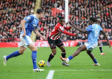 Sheffield United takımından Chiedozie Ogbene, 1 Kasım 202 'de Bramall Lane, Sheffield, İngiltere' de oynanan Gökyüzü İddia Şampiyonası maçında Derby County 'den David Ozoh ile karşı karşıya geldi.