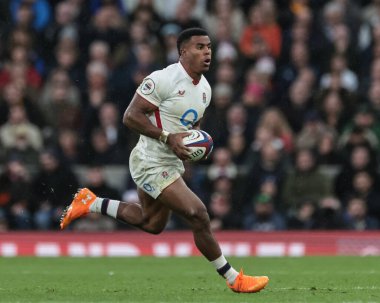 İngiliz Immanuel Feyi-Waboso, İngiltere 'nin Twickenham, İngiltere' deki Allianz Stadyumu 'nda oynanan 2025 Quilter Nations Serisi maçında topa vuruyor.