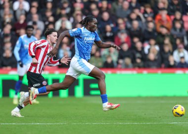 Derby County 'den Kayden Jackson, 1 Kasım 202' de Bramall Lane, Sheffield, İngiltere 'de oynanan Sheffield United - Derby County maçında topu aldı.