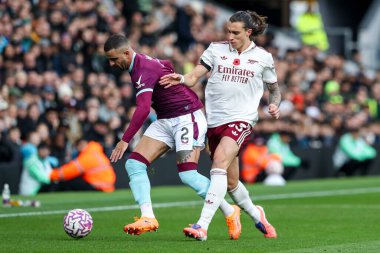 Arsenal takımından Riccardo Calafiori Burnley 'li Kyle Walker' ı 1 Kasım 202 'de Burnley-Arsenal Turf Moor, Burnley, İngiltere' de yendi.