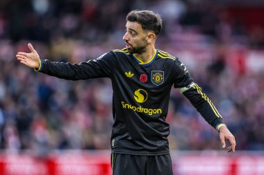 Manchester United takımından Bruno Fernandes Premier Lig maçında takımına talimatlar veriyor Nottingham Forest Manchester United 'a karşı City Ground, Nottingham, 1 Kasım 202