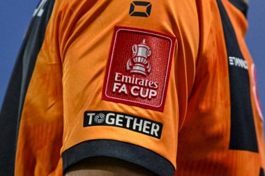 Birleşik Krallık 'ın Highbury Stadyumu' nda Fleetwood Town 'a karşı 1 Kasım 2025 tarihinde oynanan Emirates FA Cup 1. tur karşılaşmasında birlikte logo takılacak. 