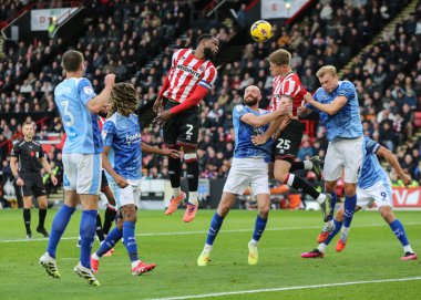 Sheffield United takımından Japhet Tanganga, 1 Kasım 2025 'te Bramall Lane, Sheffield, İngiltere' deki Sheffield United - Derby County maçında yüksek topu kazandı. 