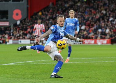Derby County 'den Joe Ward, 1 Kasım 2025' te Bramall Lane, Sheffield, İngiltere 'de oynanan Sheffield United - Derby County maçında gol vuruşu yaptı. 