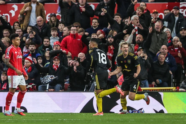 Manchester United takımından Casemiro, 1 Kasım 2025 'te İngiltere' nin Nottingham şehrinde oynanan Premier League maçında Nottingham Forest 'a karşı Manchester United maçında 0-1' lik galibiyetini kutluyor. 