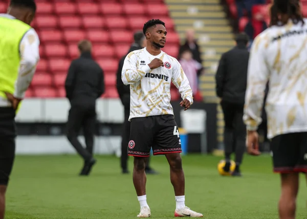 Sheffield United takımından Oliver Arblaster, 1 Kasım 2025 'te İngiltere' nin Sheffield Lane şehrinde oynanan Sky Bet Şampiyonası maçında maç öncesi ısınma maçında Sheffield United 'a karşı Derby County 