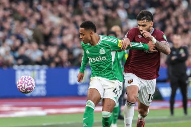 Newcastle United takımından Jacob Ramsey, Premier League maçında West Ham United ile Newcastle United 'ın Londra Stadyumu' nda 2 Kasım 202 'de oynanan karşılaşmasında faul yaptı.