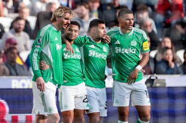 Newcastle Untied takımından Jacob Murphy, Premier League maçında takım arkadaşlarıyla 2 Kasım 202 'de Londra' daki Londra Stadyumu 'nda oynanan Newcastle United maçında 0-1' lik galibiyetini kutluyor.