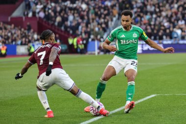 West Ham United 'dan Crysencio Summerville ve Newcastle' dan Jacob Murphy Premier League maçı sırasında Londra Stadyumu, Londra, İngiltere 'de oynanan West Ham United - Newcastle United maçında beraberlik mücadelesi verdiler.