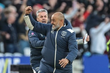 West Ham United takımının teknik direktörü Nuno Espirito Santo, Premier League maçında West Ham United ile Newcastle United 'ın 2 Kasım 202' de Londra 'daki Londra Stadyumu' nda oynanan karşılaşmada 3-1 'lik galibiyetini kutluyor.