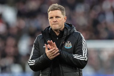 Newcastle United takımının teknik direktörü Eddie Howe, Premier League 'in 2 Kasım 202' de Londra Stadyumu 'nda oynanan West Ham United - Newcastle United maçının son düdüğü sonrasında taraftarları alkışlıyor.