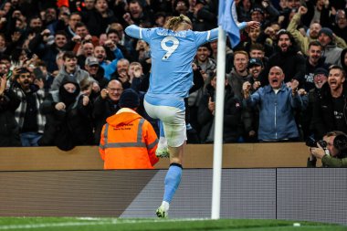 Manchester City 'den Erling Haaland, Premier League maçında Manchester City' ye karşı Etihad Stadyumu 'nda 2-1' lik galibiyet golünü kutluyor.