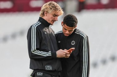 Newcastle 'dan Nick Woltemade ve William Osula Premier League maçında Woltemades' in yanakları açık şekilde oynadılar. West Ham United, Newcastle United 'a karşı Londra Stadyumu, Londra, İngiltere 2 Kasım 2025 