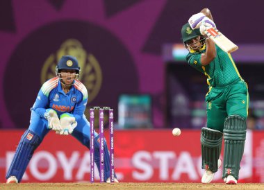 2025 Dünya Bayanlar ODI Dünya Kupası finalinde Güney Afrikalı Sinalo Jafta Dr. D.Y 'de Hindistan-Güney Afrikalı kadınlara karşı. Patil Spor Akademisi, Navi Mumbai, Hindistan, 2 Kasım 202