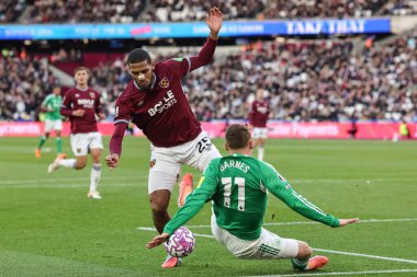 West Ham 'dan Jean-Clair Todibo Newcastle' dan Harvey Barnes Premier Lig maçında topu dışarı atmak için İngiltere 'nin başkenti Londra' daki Newcastle United 'da 2 Kasım 2025' de oynanan Premier League maçında topu dışarı attı. 
